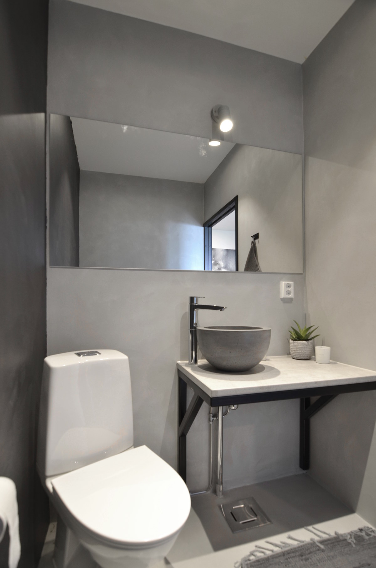 Novacolor Wall2Floor - mikrosementti WC musta - harmaa+patina silver