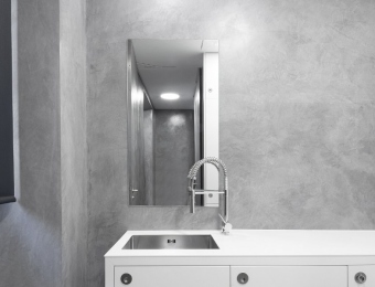 Novacolor Wall2Floor - mikrosementti kodinhoitohuoneen seinässä, harmaa