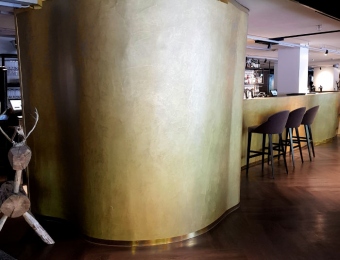 Novacolor Wall2Floor - mikrosementti + ZEUS - efektimaali hotellin aulabaari