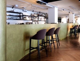 Novacolor Wall2Floor - mikrosementti + ZEUS - efektimaali hotellin aulabaari