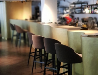 Novacolor Wall2Floor - mikrosementti + ZEUS - efektimaali hotellin aulabaari