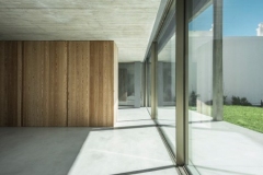Novacolor-Wall2Floor-mikrosementti-lattiassa-ikkunaseina