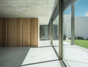 Novacolor-Wall2Floor-mikrosementti-lattiassa-ikkunaseina