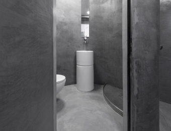 Novacolor-Wall2Floor-mikrosementti-lattiassa-ja-seinassa-wc