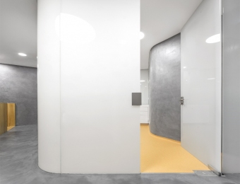 Novacolor-Wall2Floor-mikrosementti-lattiassa-ja-seinassa-ylakerta