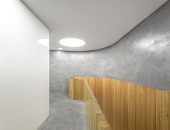 Novacolor-Wall2Floor-mikrosementti-lattiassa-ja-seinassa-ylakerta