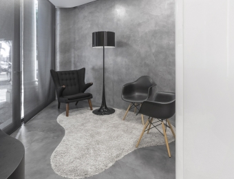 Novacolor-Wall2Floor-mikrosementti-lattiassa-ja-seinassa, harmaa