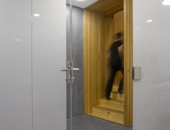 Novacolor-Wall2Floor-mikrosementti-lattiassa-ja-seinissa-toimisto