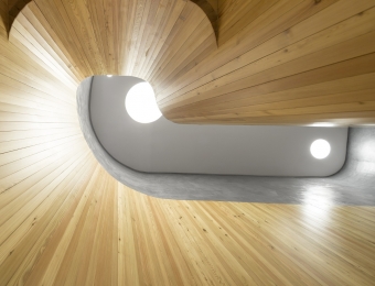 Novacolor-Wall2Floor-mikrosementti-seinassa-puuta