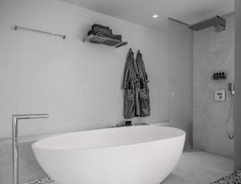 Novacolor Wall2Floor - mikrosementti hotellin kylpyhuoneen seinässä, valkea