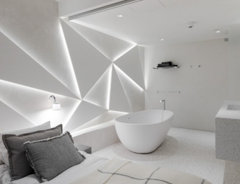 Novacolor Wall2Floor - mikrosementti hotellin kylpyhuoneen seinässä, valkea