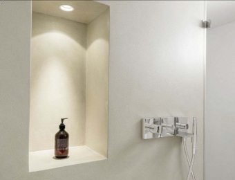 Wall2Floor-mikrosementti-kosteassa-tilassa-Bianco